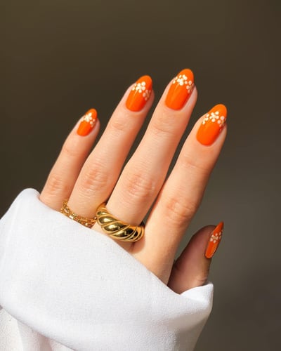 unghie con corona di margherite